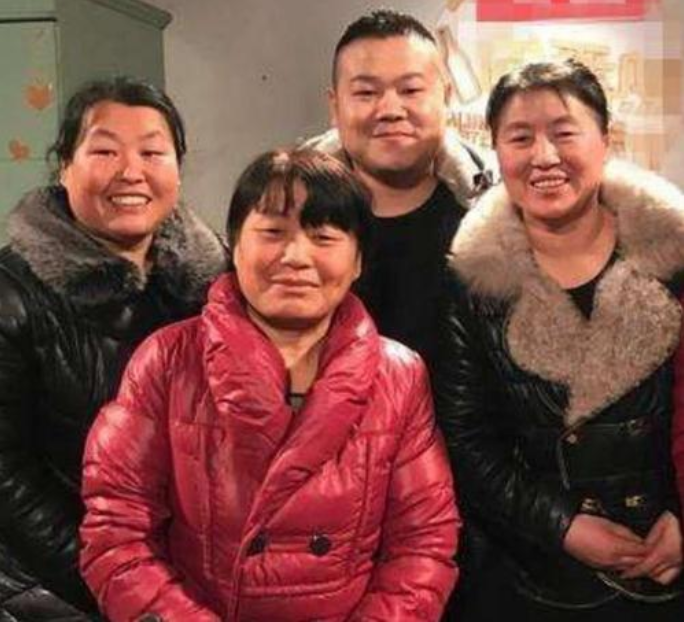 岳云鹏|岳云鹏身价上亿，给5位姐姐送车买房，亲弟弟却依然在农村种地？