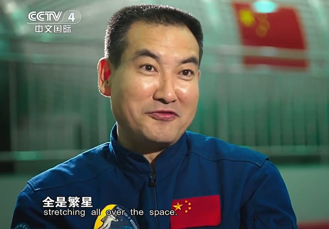中国女航天员首次出舱!王亚平背后太空为何看不到星星,一片黑暗