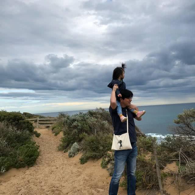 汤唯|汤唯穿丁字连体泳衣秀“豆乳身材”，被韩国老公宠成小公主？