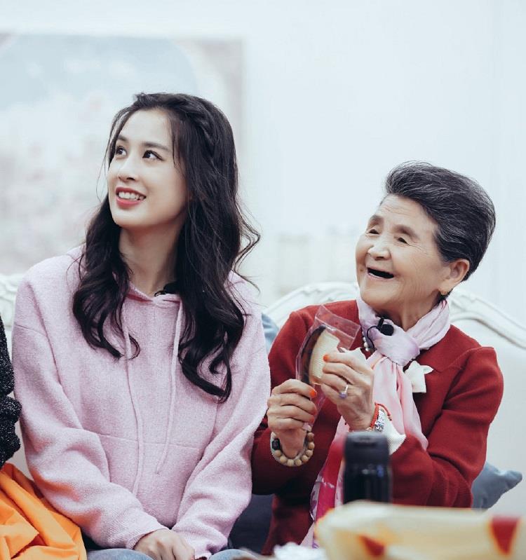 黄圣依|黄圣依夫妇带货太认真，86岁老婆婆上阵站台，塌腰歪头看着很疲惫