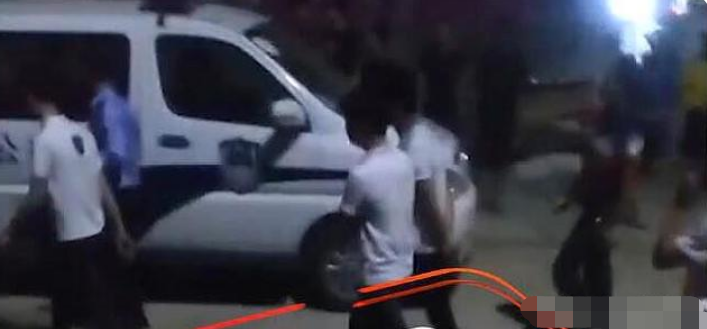 亚洲播报一姐 精神病是免死金牌？广东27岁男子持刀刺伤4人致1死3伤，已被警方抓获