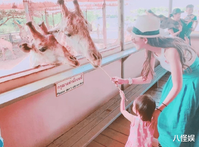 天龙八部|周杰伦晒女儿打卡照，6岁海瑟薇长发披肩暴风长高，背影像极昆凌