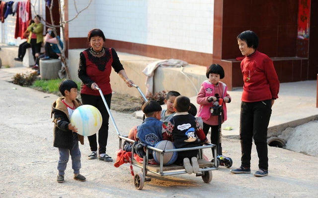京妈说|育儿观念：老人带娃PK年轻爸妈带娃，都觉得自己有理，到底听谁的