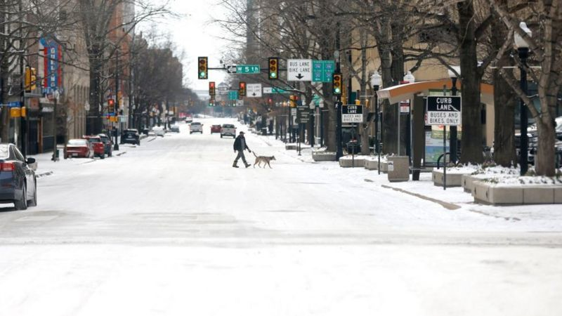 记得多喝水 横扫美国得州的极寒天气已致24人死亡，数百万人无电力供应