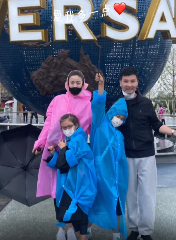 刘和刚|刘和刚一家四口外出游玩，一双儿女超像爸爸，手上两根棒子700块