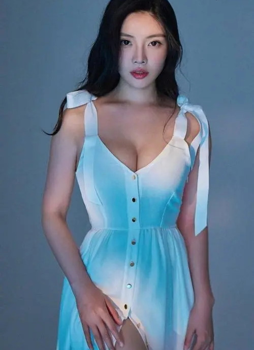 徐冬冬|徐冬冬性感写真，白色连衣裙大秀事业线，网友：身材火辣惹人羡