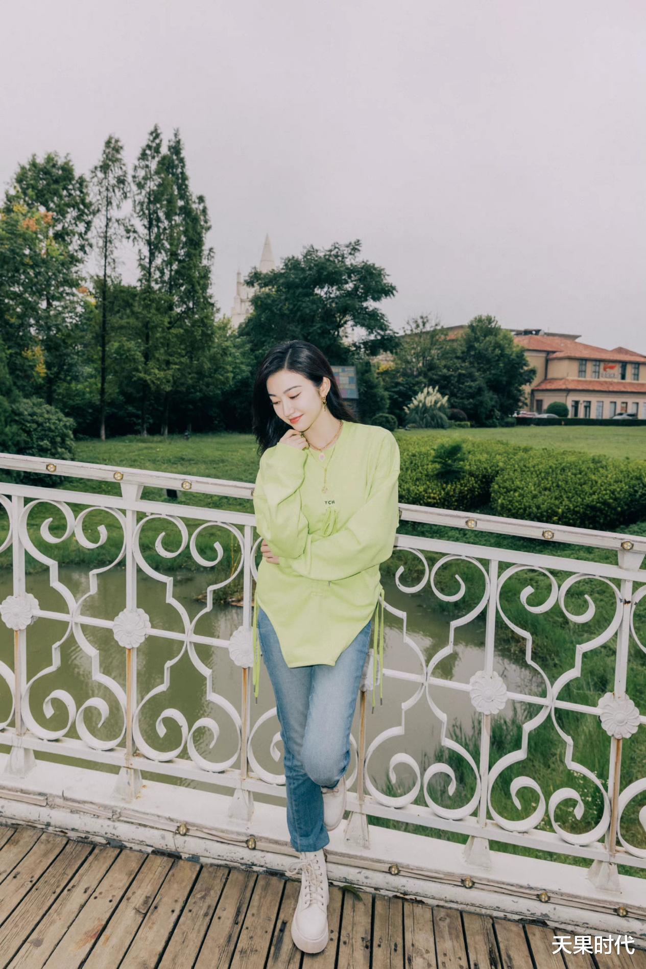 天果时代 景甜的私服太接地气了,穿绿色卫衣搭配牛仔裤,青春活泼又减龄