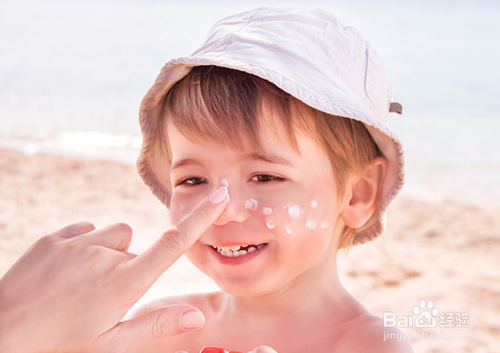 萌宝成长路|宝宝多大可以涂防晒霜？婴儿防晒霜怎么选？