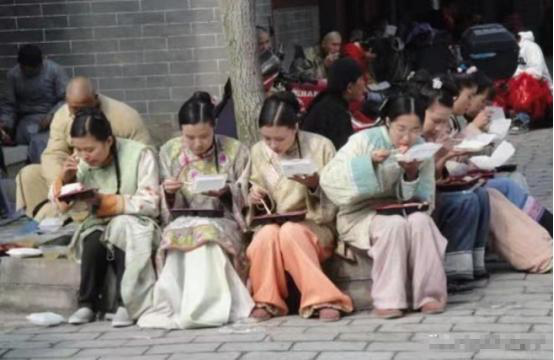 横店|中国“好莱坞”横店纪实,美女扎堆如云,梦想只值600元