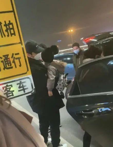 陈晓|陈妍希罕与老公秀恩爱！被陈晓壁咚羞红脸，结婚第二年就传婚变