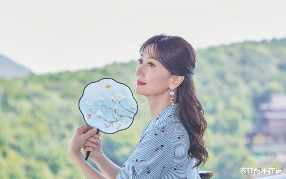 衣在配不在贵|68岁赵雅芝好优雅温婉，穿碎花裙时髦又高挑，妈妈们照着穿就挺美