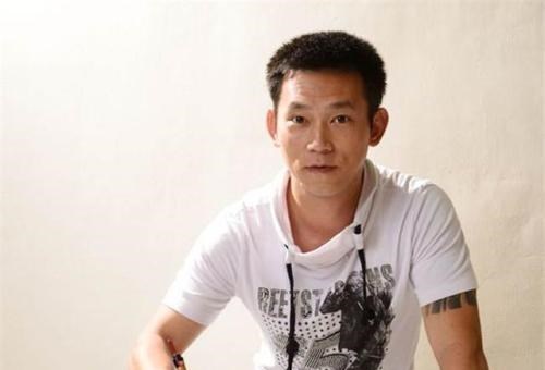 颜正国|他是李连杰接班人，入狱15年，戴脚铐为父奔丧，今成破亿票房导演