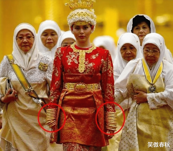 笑傲春秋 她17岁头顶黄金王冠，戴22个金镯嫁文莱王储，生4子被宠出幸福肥
