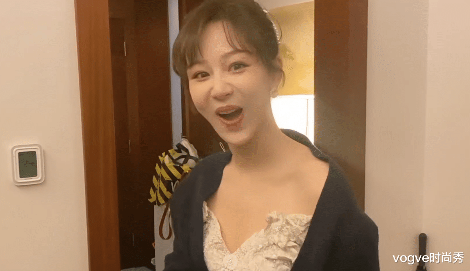 杨紫|杨紫大笑被抓拍，脸上皱纹不算啥，看清?下巴：整没整容一看便知