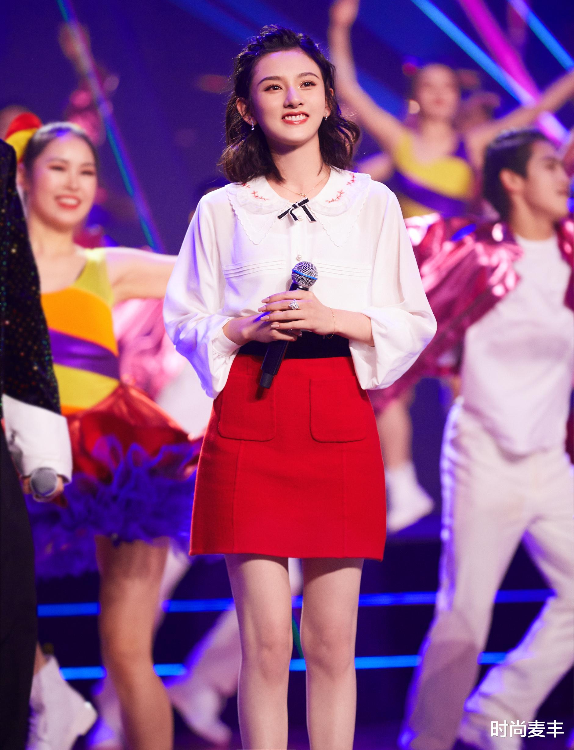 刘海|宋祖儿辟谣隐婚传言，撞色夹克搭马尾辫，鬼脸回应太俏皮