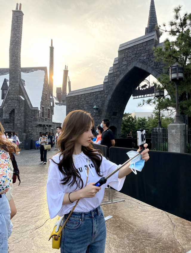 冯提莫|冯提莫打卡环球影城，和路人合影被赞有亲和力，生图抗打颜值获赞