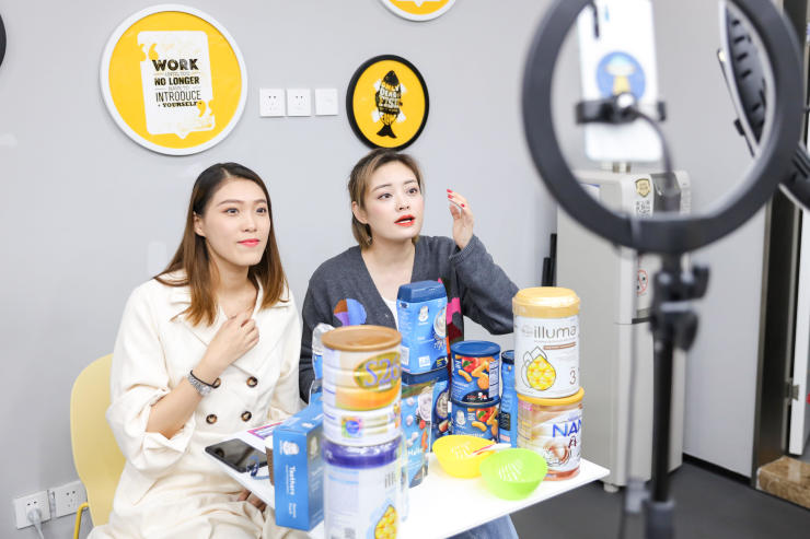 药行街文创资讯 长辈沉迷直播间购物应该劝阻吗？药行街告诉你