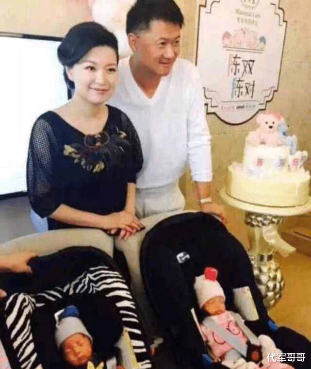 东方卫视|44岁陈蓉近况曝光，嫁海归老公生下龙凤胎，如今参加富豪寿宴被处罚