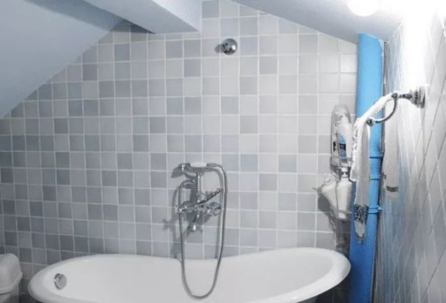 卫生间吊顶，我偏不用铝扣板直接裸露，师傅一抬头：果然是行家