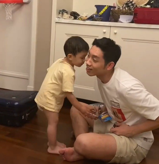 母婴之道|国乒黄金左手许昕带娃，网友被奶萌的小娃娃圈粉，许昕太会带娃了