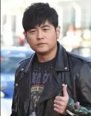 周杰伦|周杰伦重回颜值巅峰，瘦身成功，网友：果然明星都是胖着玩的