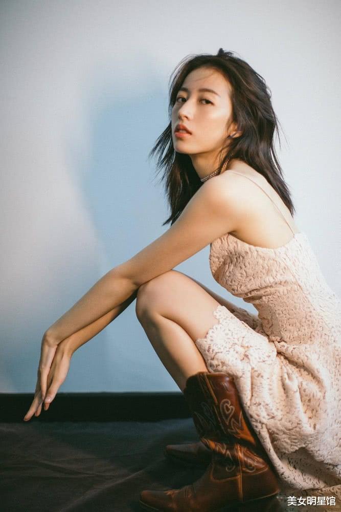 周雨彤|27岁周雨彤，清纯靓丽身材有料，这位女神实在太美了！