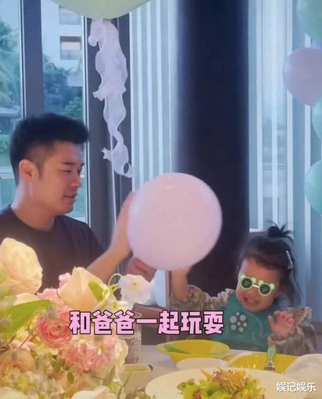 陈赫|陈赫给小女儿过生日，2岁咲咲被壮观场面吓哭，罕露正脸像爸爸