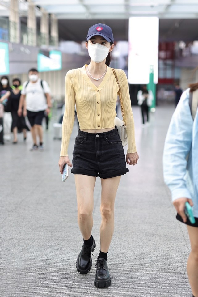 大表姐的时尚圈|王丽坤不愧是舞蹈专业的，穿针织衫+短裤也很高级，线条感真优美