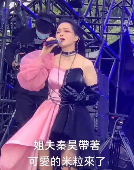 周旭阳嘉应 伊能静上海音乐会，大展歌喉嗨翻全场，秦昊携小米粒到场加油