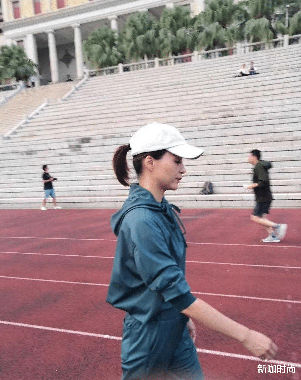 新咖时尚|董卿状态好得没话说，绿色运动服配棒球帽，年近五十却像个大学生