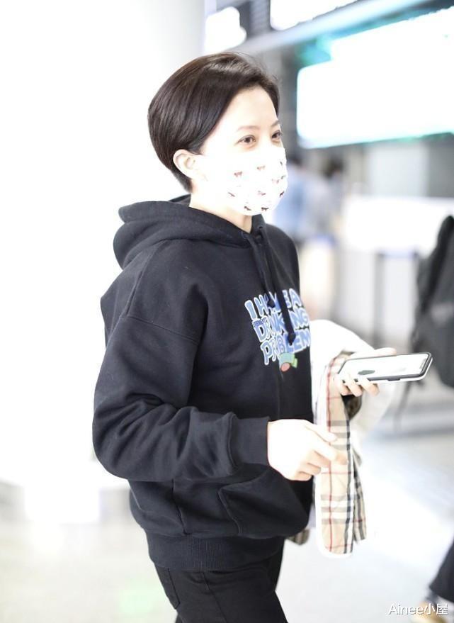 Ainee小屋 40岁金铭还似没长大的样子，穿白卫衣配粉帽子，穿皮衣都不显老