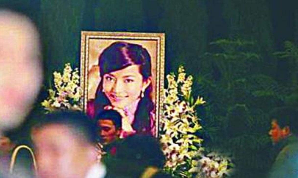 李沁|14年前，李钰患病离世，穿漂亮婚服安葬，汪雨帮她尽孝还扫墓10年