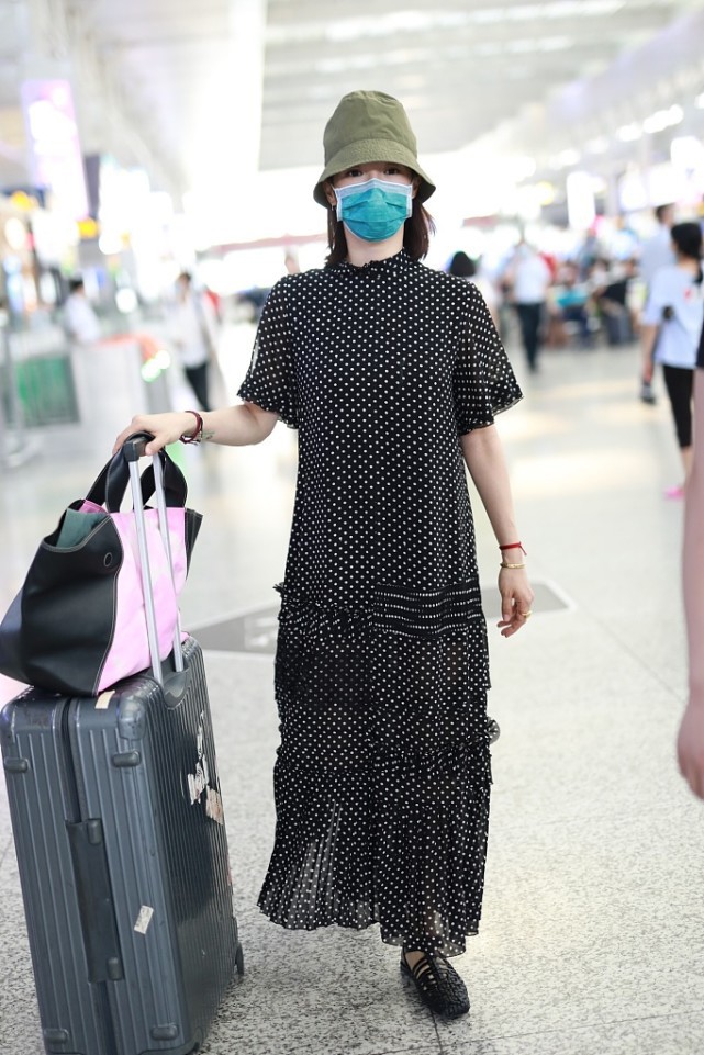 大表姐的时尚圈|白百合这搭配很惊艳，渔网衫+七分裤打造文艺范， 扎丸子头够可爱