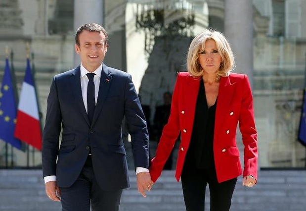 穿衣搭配|布丽吉特不愧有巴黎最美的腿，和日本皇后合影，身材太占优势了