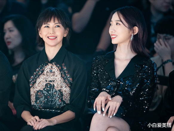 小白爱美搭|孙燕姿和孟美岐相差21岁，坐在一起像“母女”，岁月真是不等人