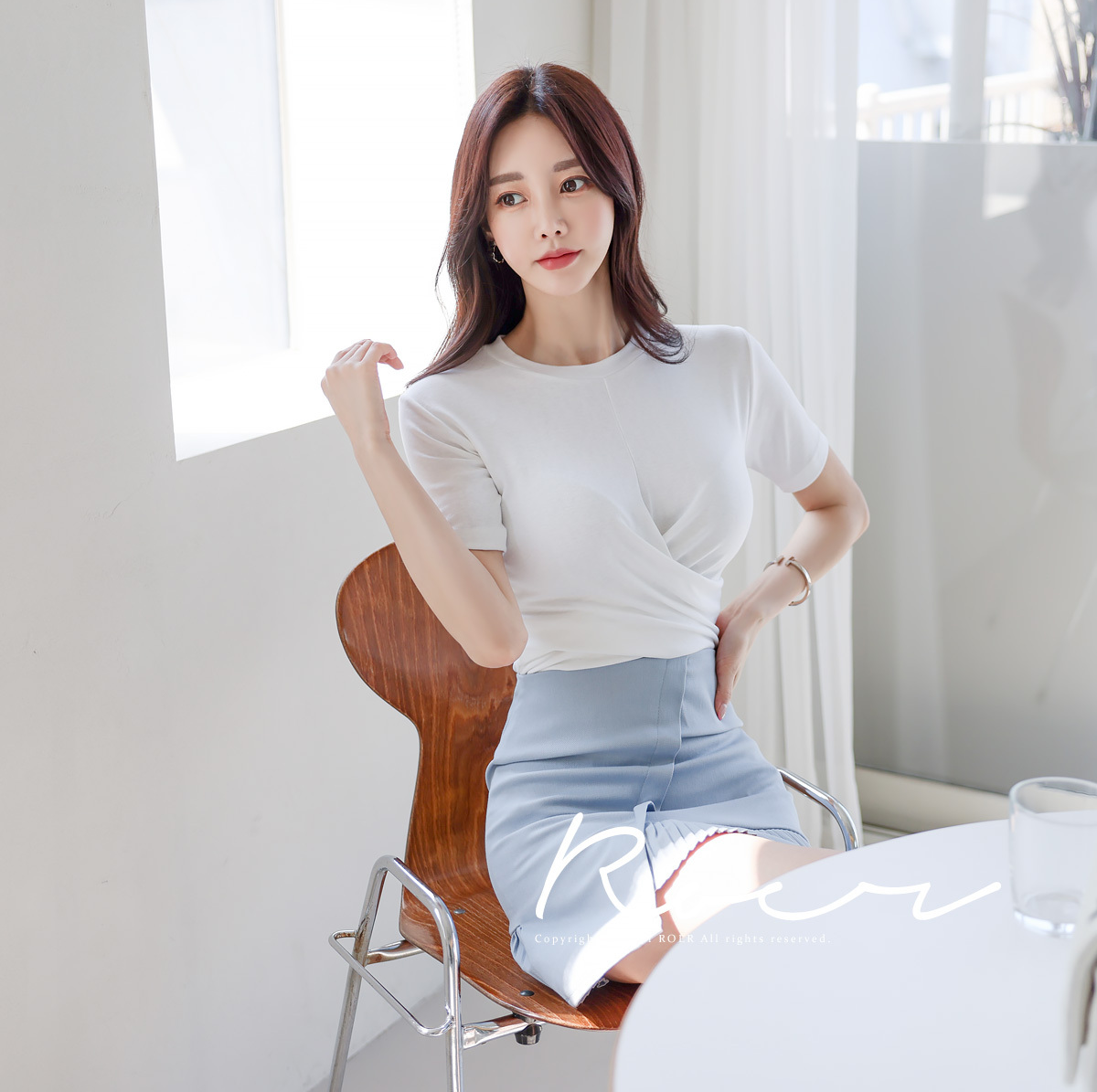 美图美景欣赏|2021最新孙允珠时尚写真：汐海幻砂恋爱纯蓝俏皮休闲装，让你美得不动声色