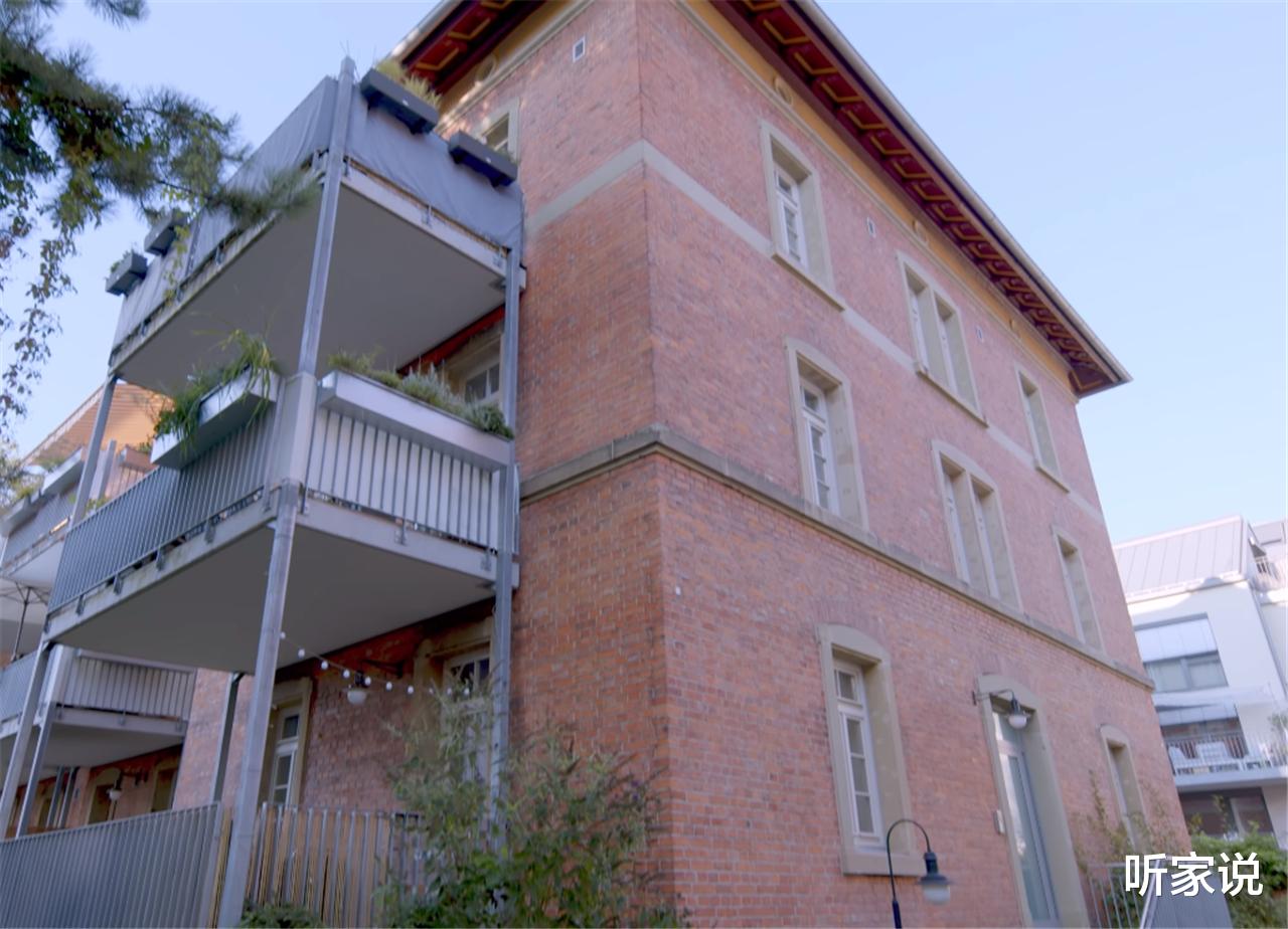 他买下废弃监狱，在150㎡原牢房中一住就是14年，网友：也是服气