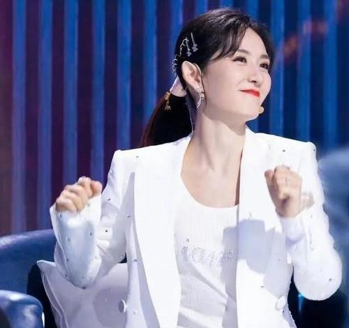谢娜|何炅搭档三届女主持,21岁新人身份被扒,相比谢娜,她几乎零缺点