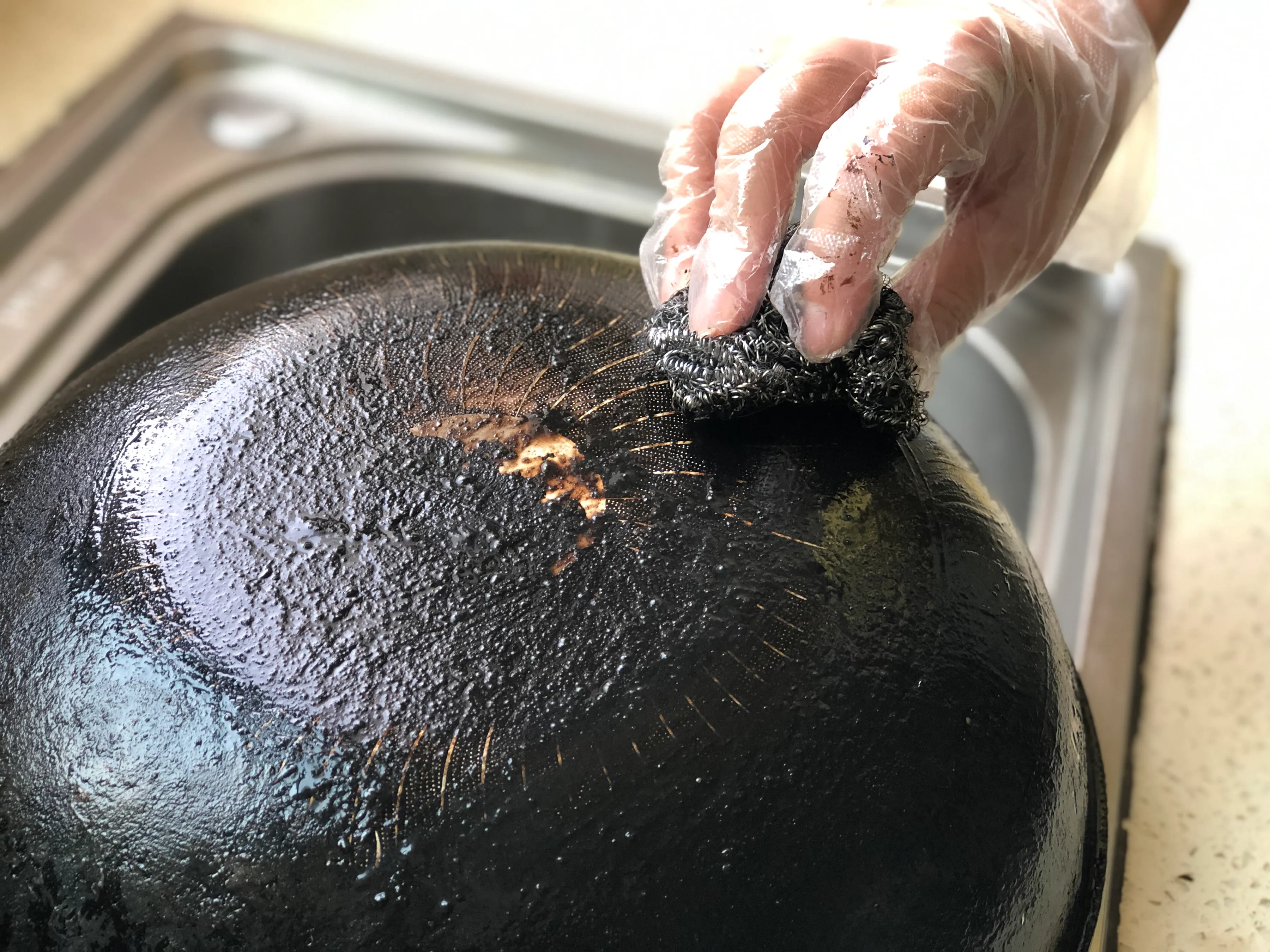 |铁锅、不锈钢锅底黑垢油垢怎么去？教你快速方法，不用清洁剂也行
