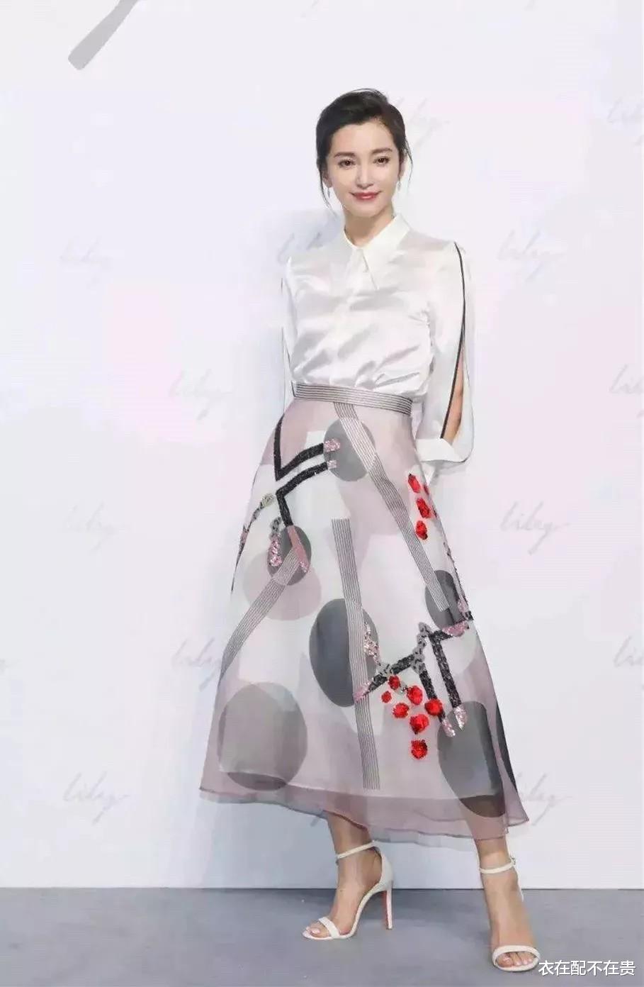 衣在配不在贵 李冰冰把衬衫穿出“法式感”，中间勒一条黑腰带，配半身裙挺优雅