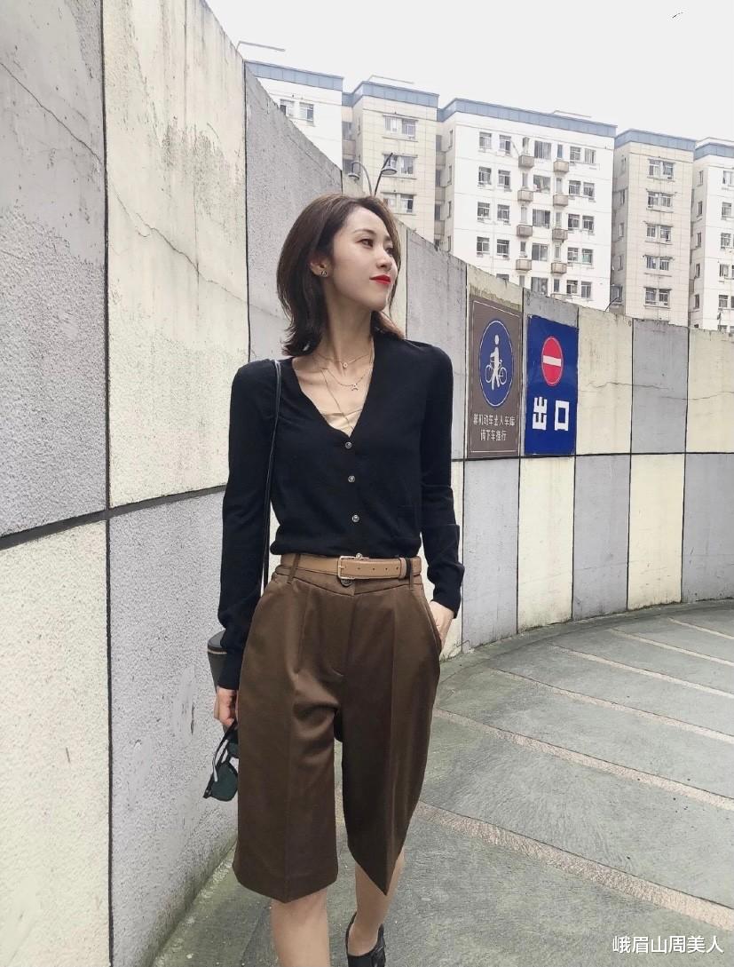 峨眉山周美人|早秋穿什么才好看？今年流行“奶奶衫”，学会这么搭，保你美一整季