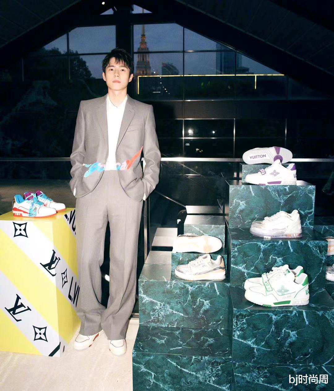 bj时尚周|刘昊然穿深灰色西装,很帅,这一身look打满分