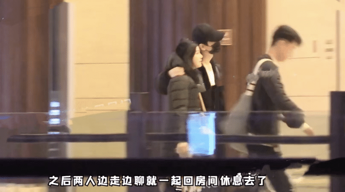 陈晓|陈晓陈妍希击掌壁咚，相视而笑，陈晓被老婆摸脸超害羞