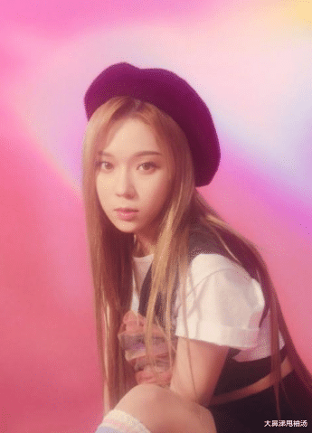 大鼻涕甩袖汤 女星接受采访被偷拍裙底?男子直视镜头作案,网友:摄影师瞎了?