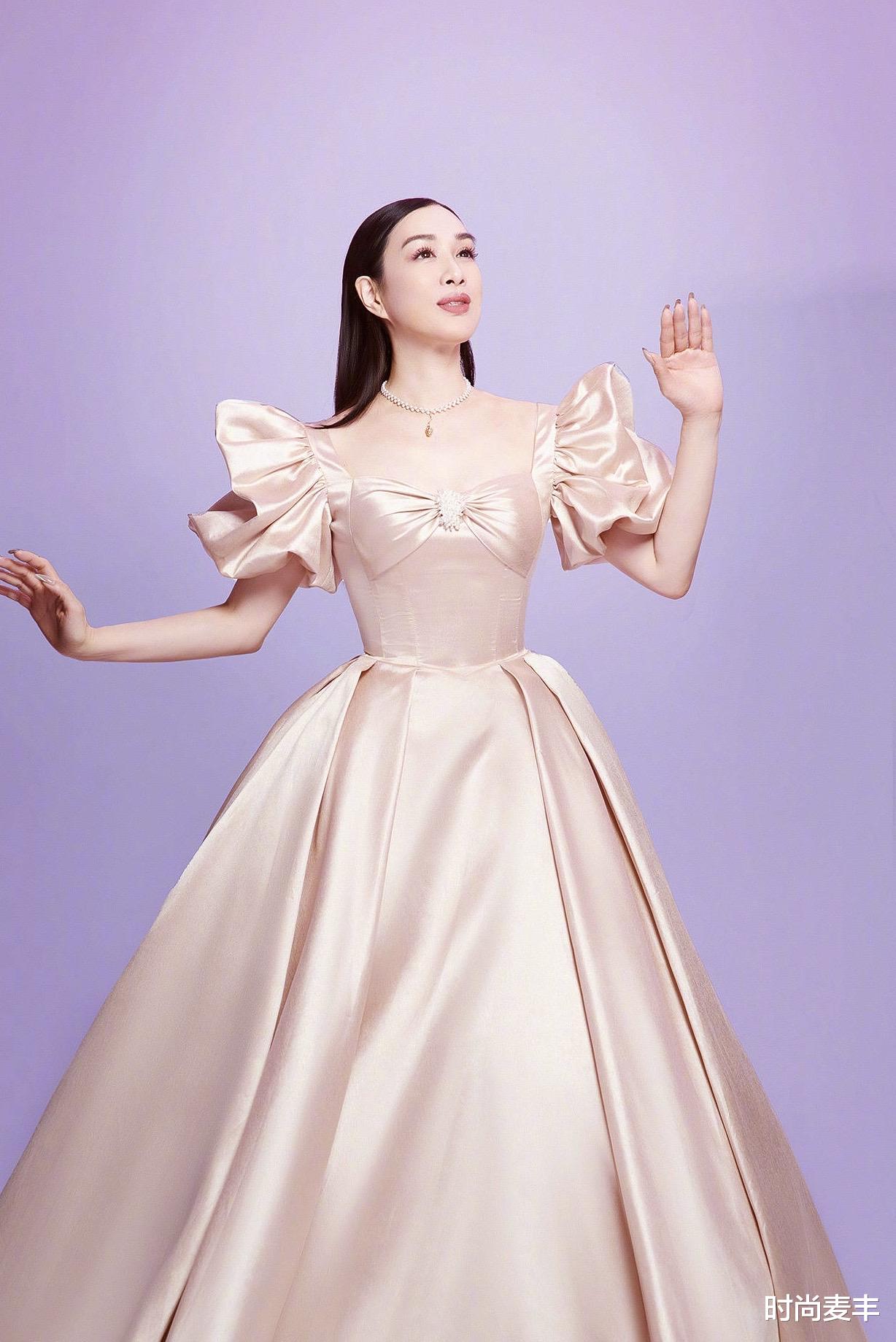 时尚麦丰|钟丽缇和两女儿同框，大女儿眼神清澈，完全没浪费妈妈的美貌