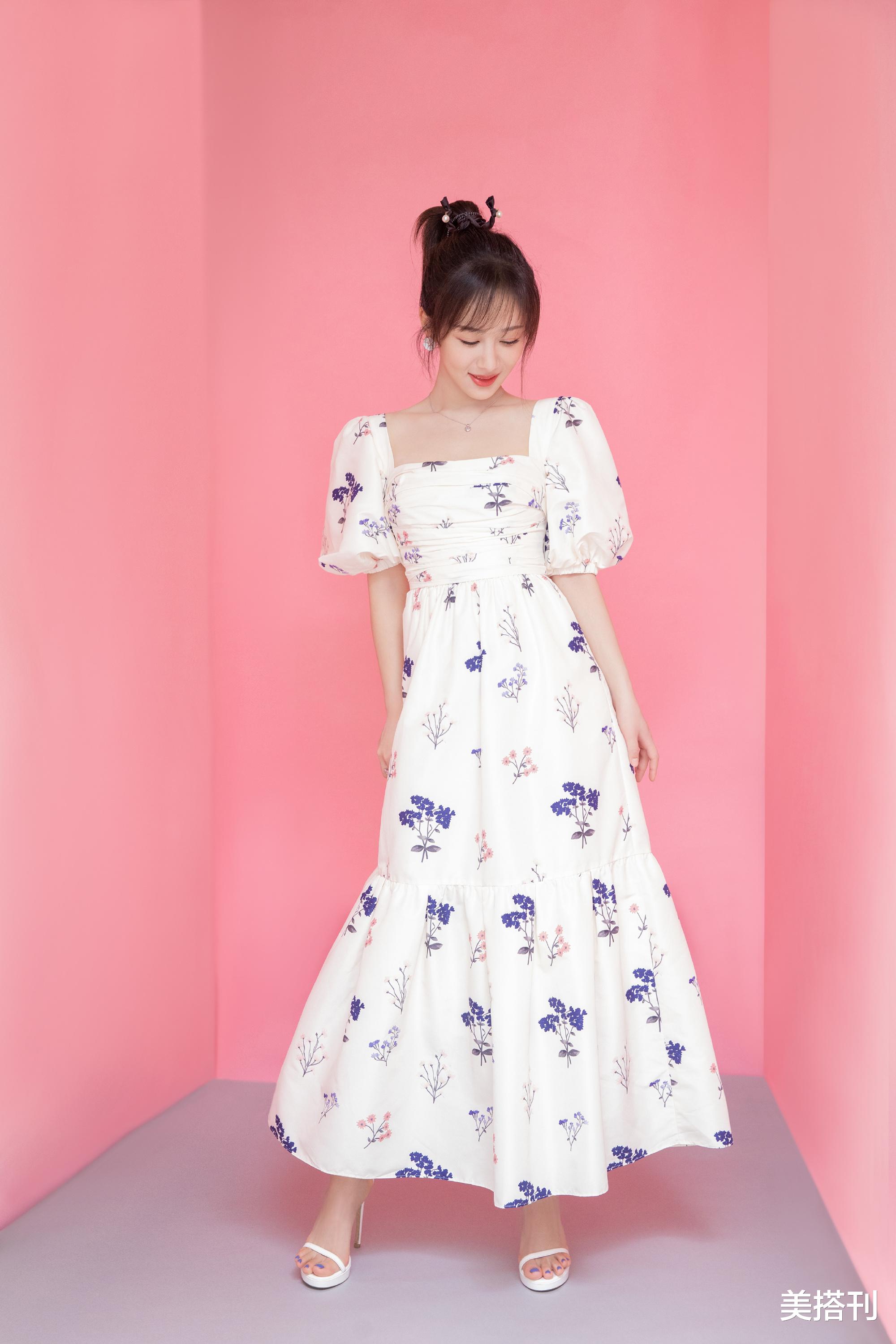 楊紫最新直播造型，一件藍白花色連衣裙活潑可愛，網友：一般好看-圖4