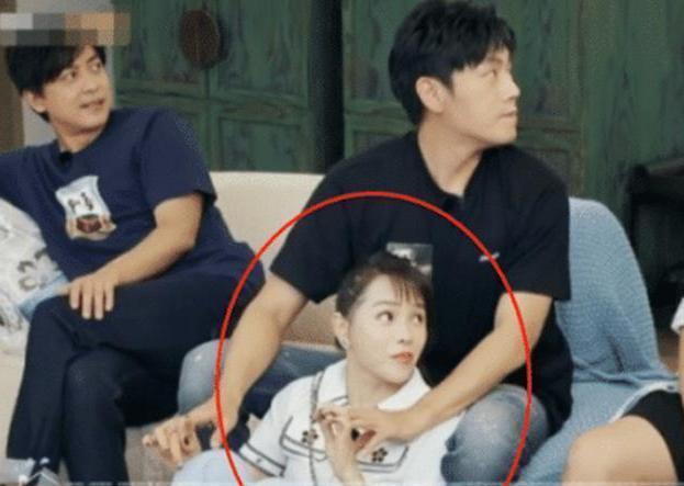 伊能静|52岁伊能静依偎秦昊腿上，谁看到秦昊手的小动作？已婚宝妈都懂