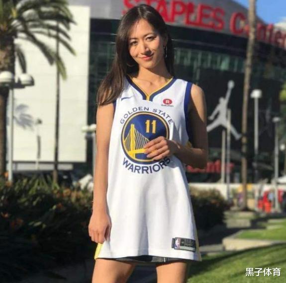 日本队|日本女记者孤身闯NBA，傲人身材不输卡戴珊，和球员合影小鸟依人