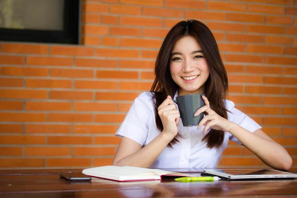 奥美拉唑|经常嗓子发痒还咳嗽，需重视，或是这3个因素诱发的，需对症治疗