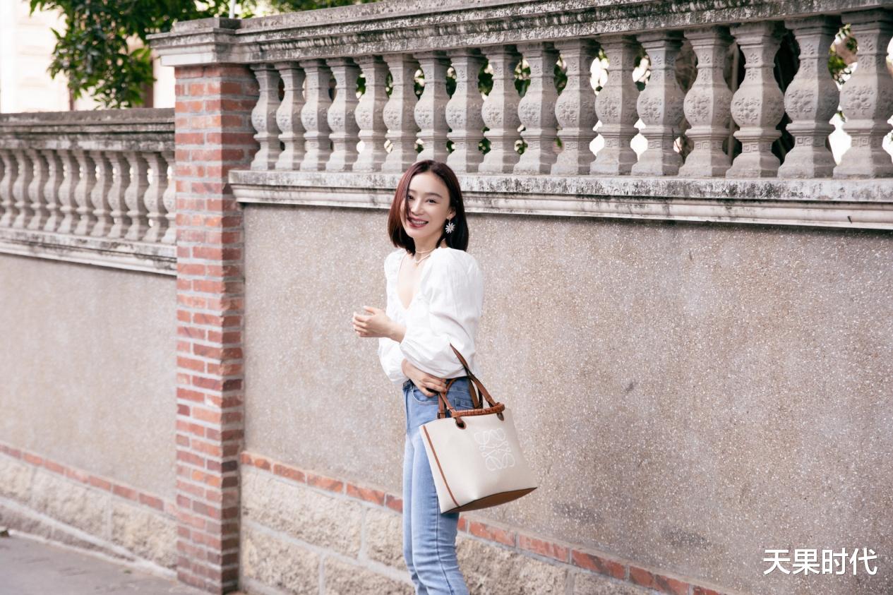 天果时代 被吐槽情商低的袁姗姗,穿搭上却很有想法,简单随性还显少女感
